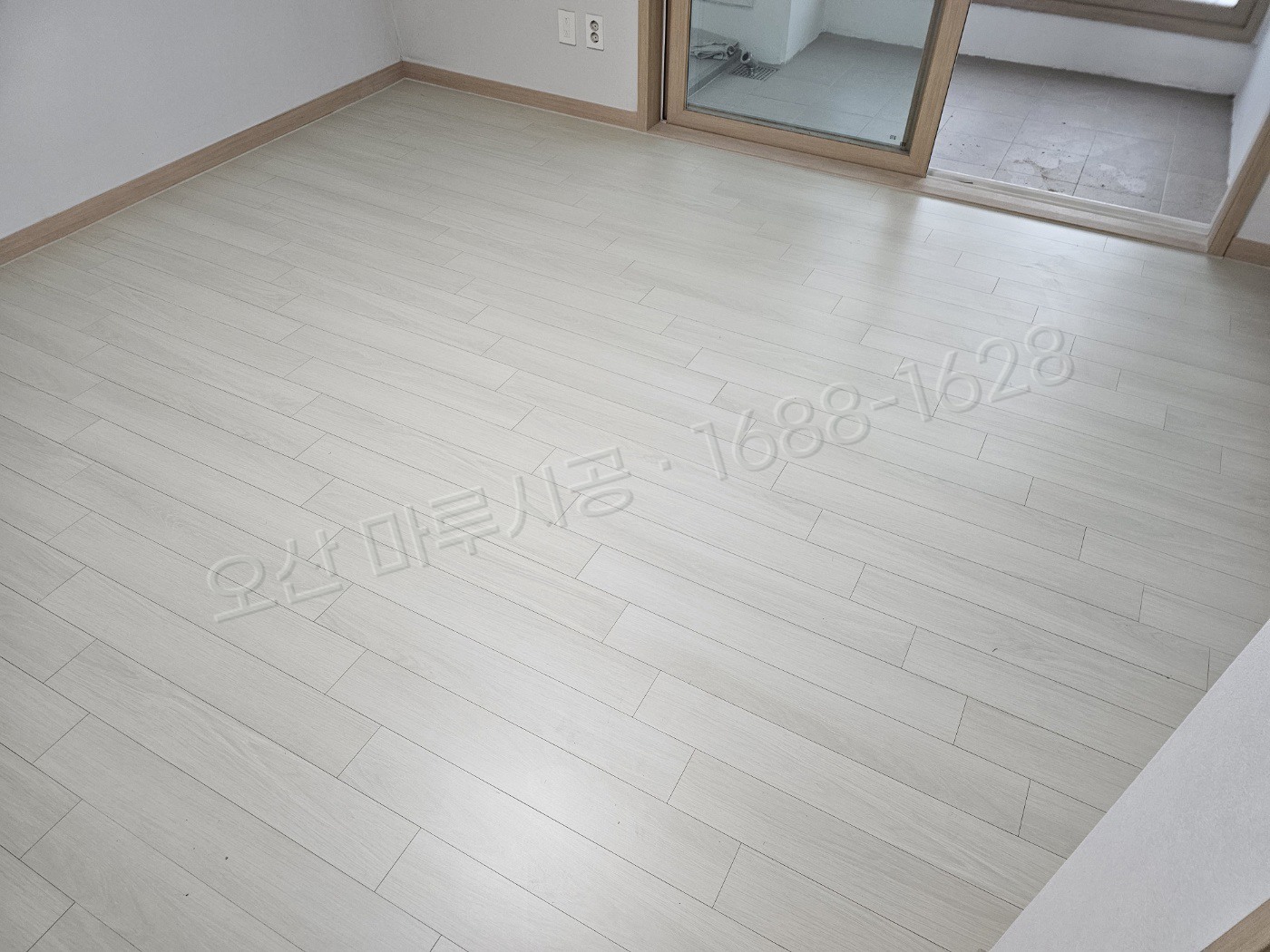 오산 청호동 강마루 디앤메종 식스팩3.5 쉐넌화이트 바닥공사 마루시공업체 시공 후